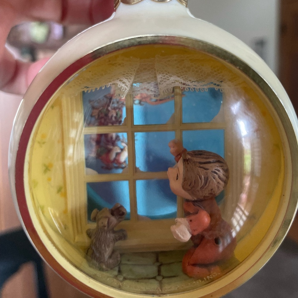 1980 HALLMARK PEAK THROUGH 3D CHRISTMAS ORNAMENT